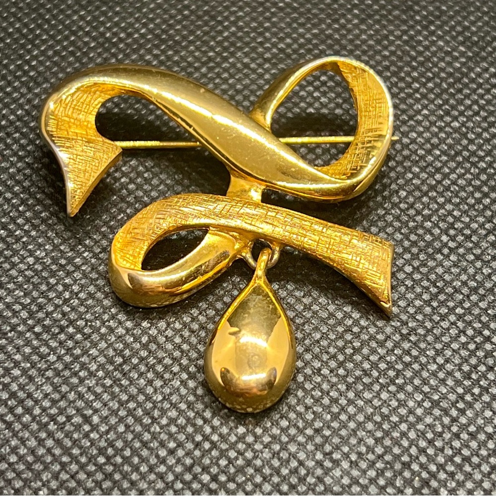 Vintage Casual Corner Gold Tone Ribbon With‎ Drop Brooch Pin Signed